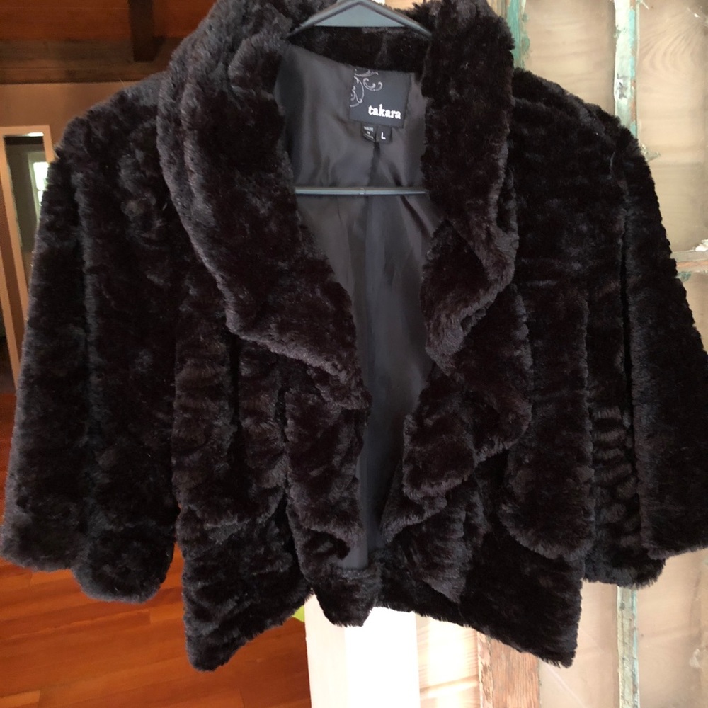 Faux fur cropped jacket.